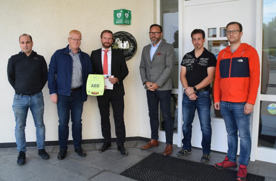 Neuer Defibrillator in Westenfeld – Lebensretter am Pfarrheim installiert