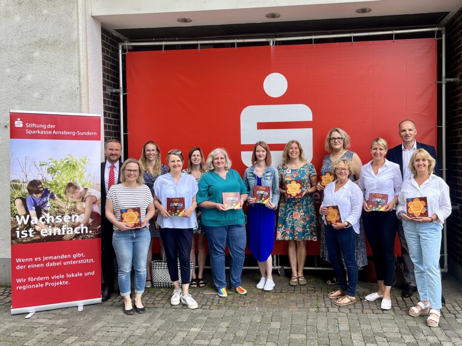 Übergabe der Buchpakete „Matilda und das Konzert der Bienen“ an Schulen in Arnsberg und Sundern